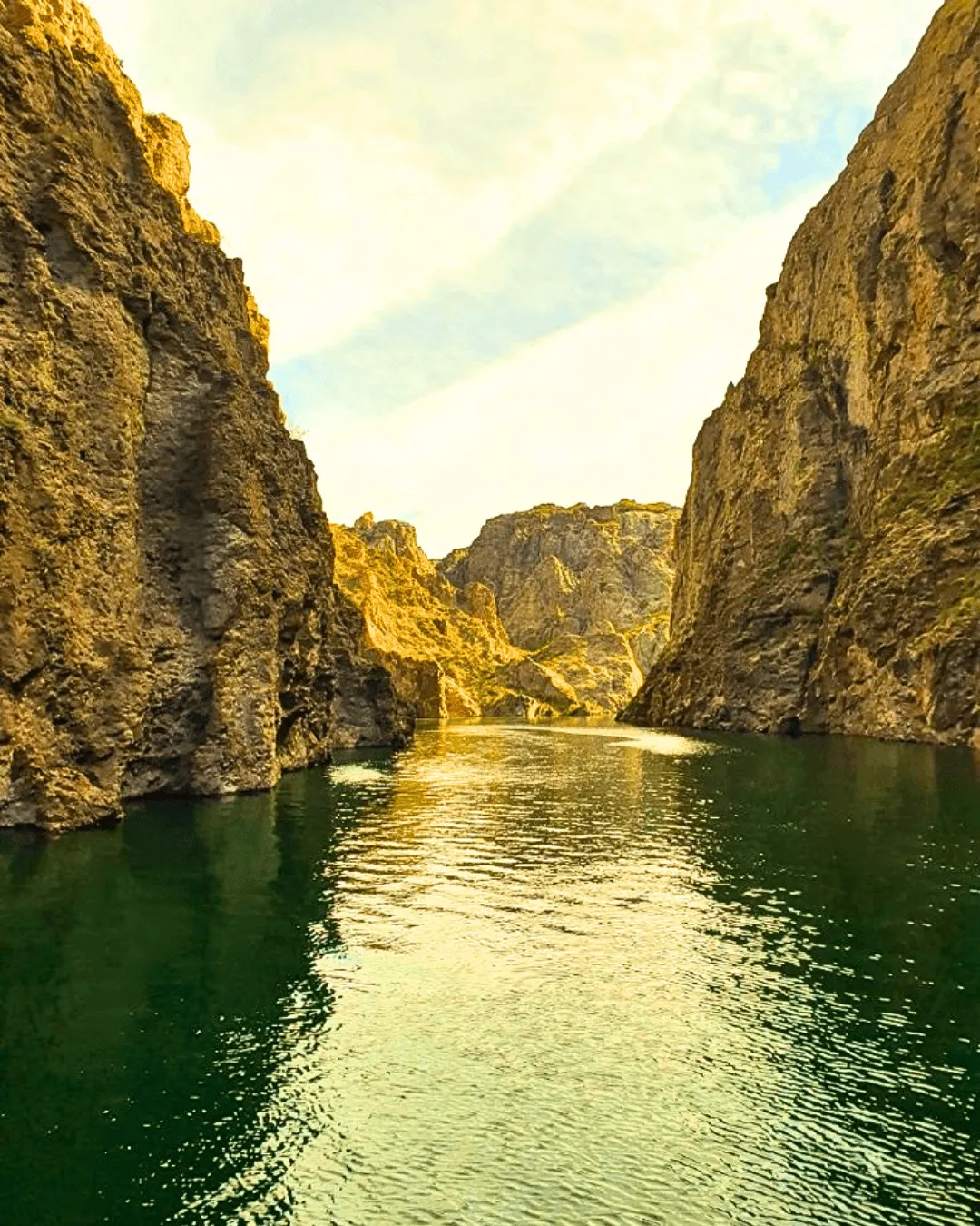 Grupo de montañas que abren paso al río Atuel en el Cañón del Atuel en Mendoza