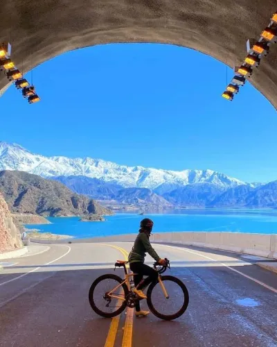 Vista panorámica del Dique Potrerillos en Mendoza, con su agua turquesa y las montañas de la cordillera de fondo.