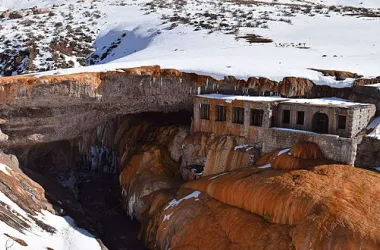 Primer plano del Puente del Inca, destacando sus colores ocres y las formaciones minerales.