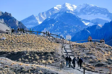 El Cerro Aconcagua visto desde el mirador del Parque Provincial, con picos nevados y un cielo despejado.