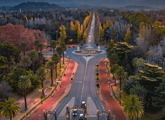 Vista del lago del Parque San Martín en Mendoza, con gente paseando en bote.